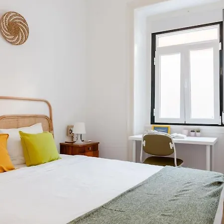 Two Bedroom Cozy Flat By River In Quiet Art Zone דירה ליסבון
