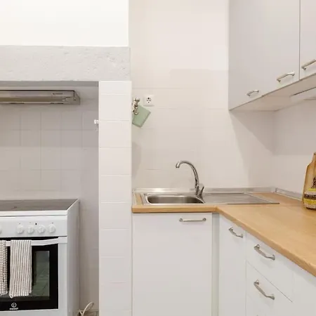 Two Bedroom Cozy Flat By River In Quiet Art Zone Apartament Lizbona