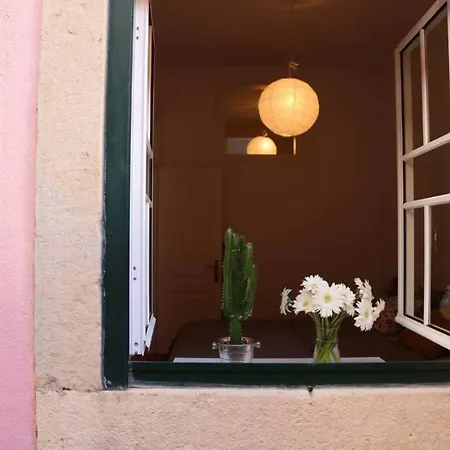 Two Bedroom Cozy Flat By River In Quiet Art Zone