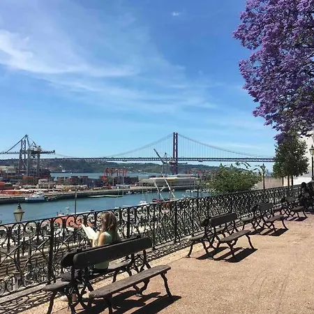 Two Bedroom Cozy Flat By River In Quiet Art Zone Apartament