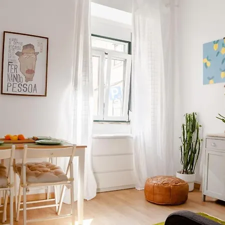 Two Bedroom Cozy Flat By River In Quiet Art Zone Lisbon