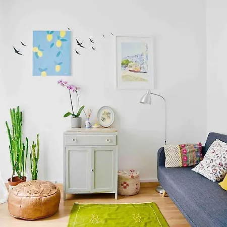 Two Bedroom Cozy Flat By River In Quiet Art Zone *