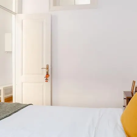Two Bedroom Cozy Flat By River In Quiet Art Zone Apartment
